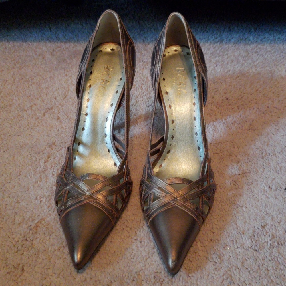 BCBG Paris pumps